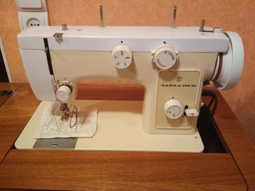 Швейная машинка Чайка 142м