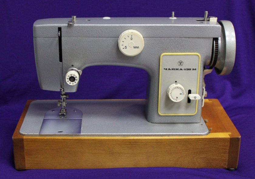 Швейная машинка чайка 142м