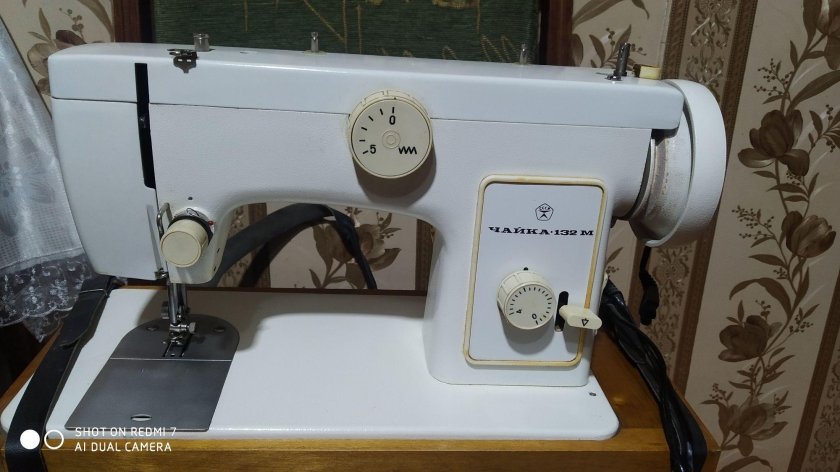 Швейная машинка чайка 142м