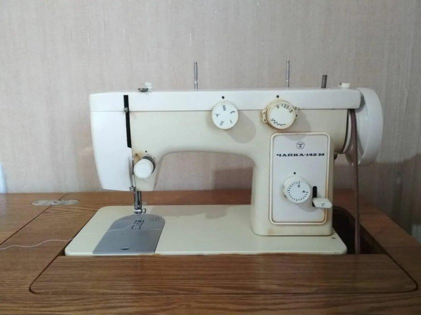 Швейная машинка Чайка ножная в тумбе