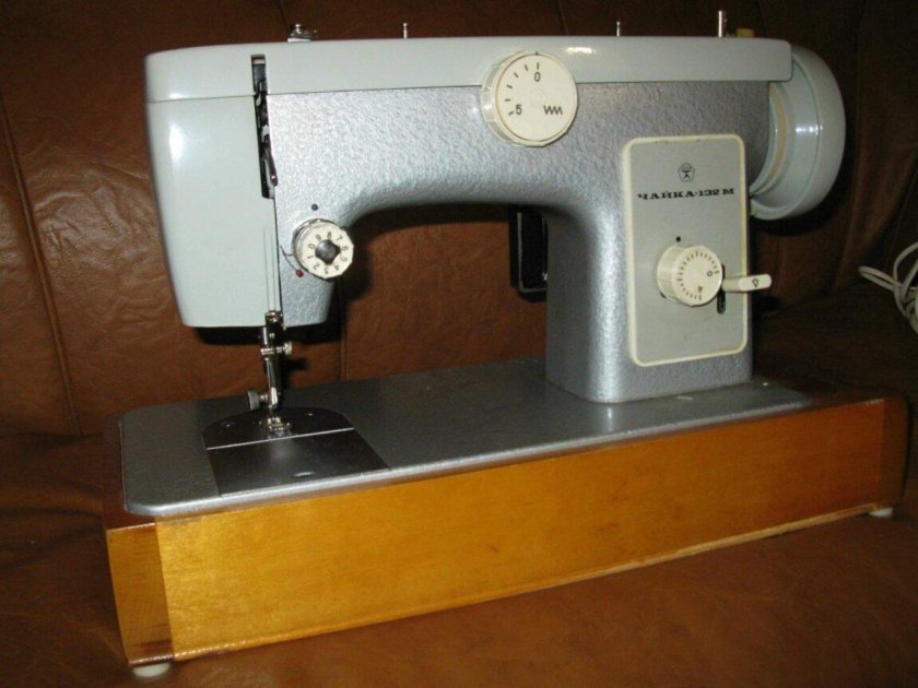 Швейная машинка Чайка 142м