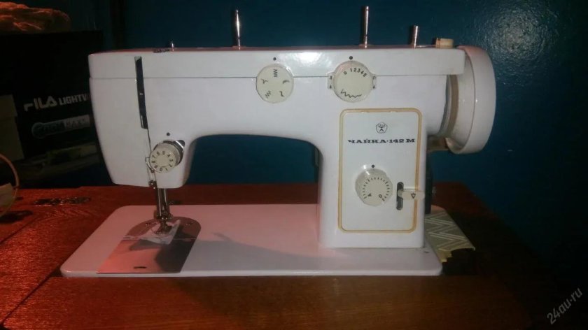 Швейная машинка Чайка оверлок 007