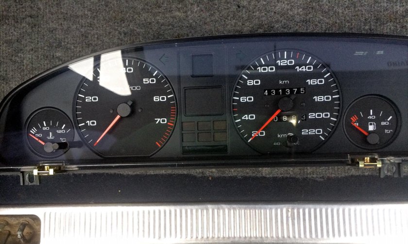 Приборная панель Ауди 100