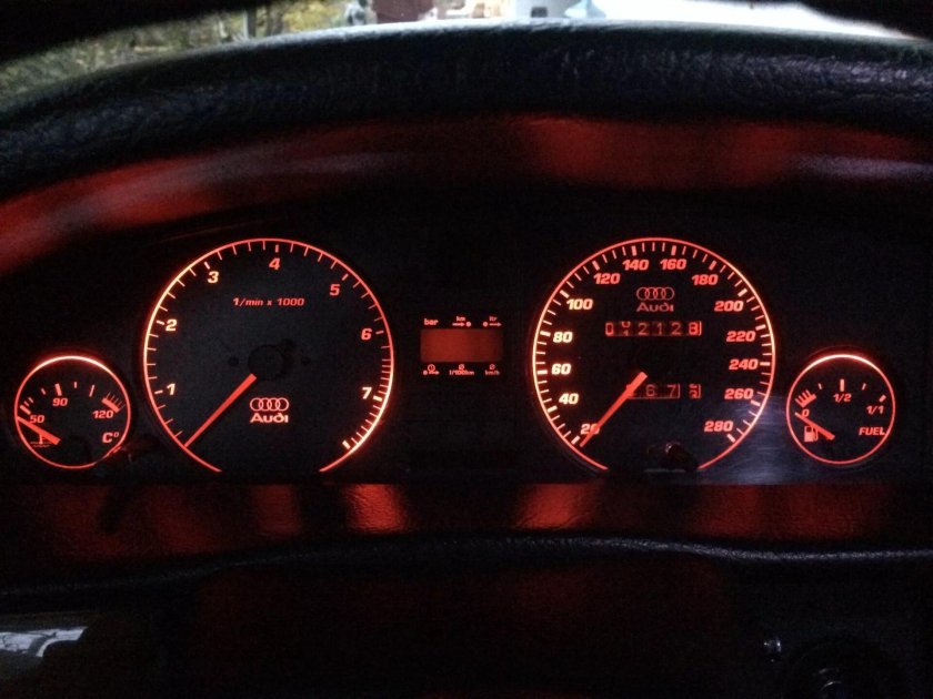 Приборная панель Ауди 100