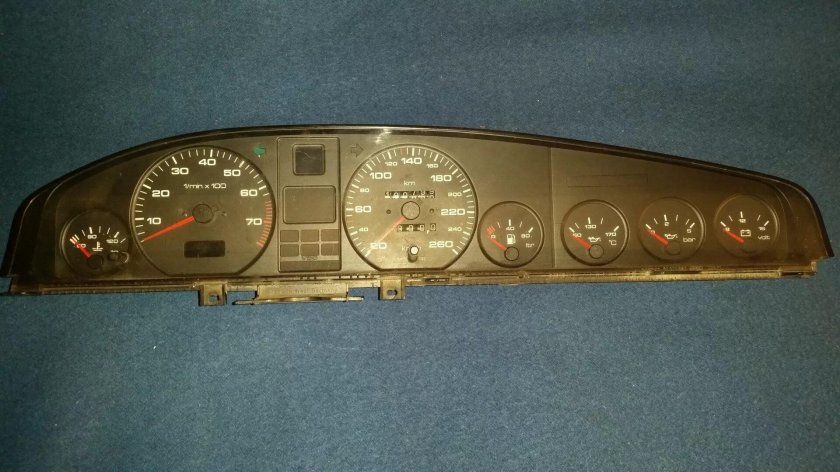 Приборная панель Ауди 100