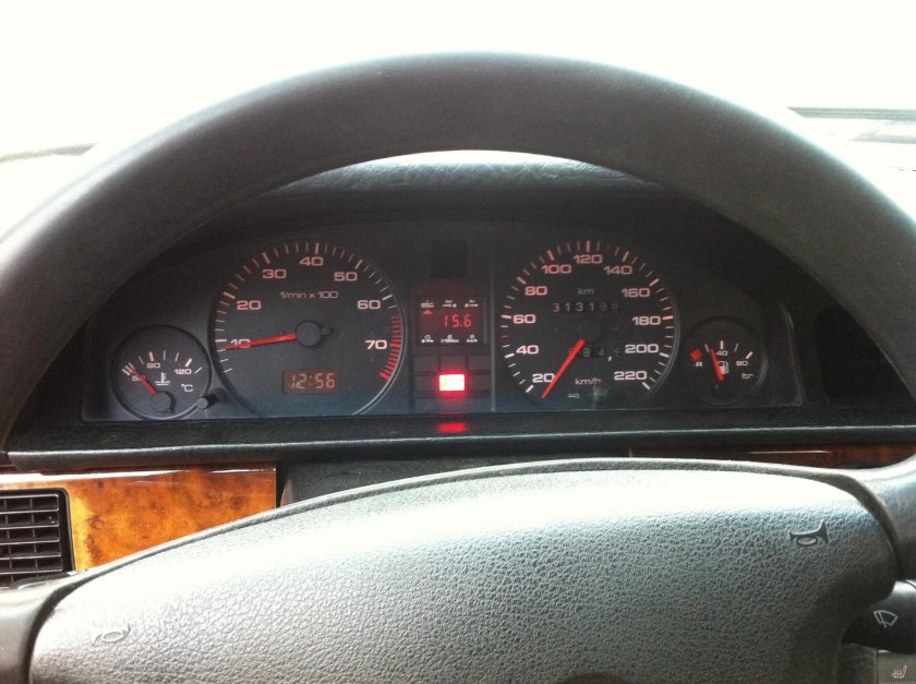 Audi 100 с2 приборная панель