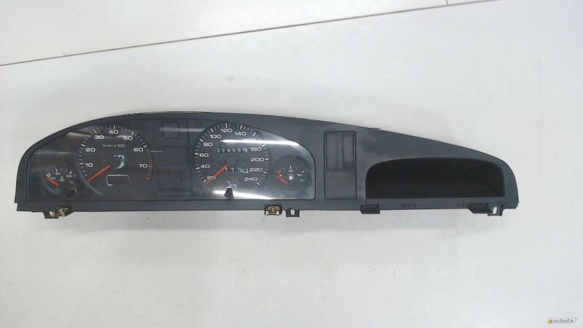 Приборная панель Audi 100 c3