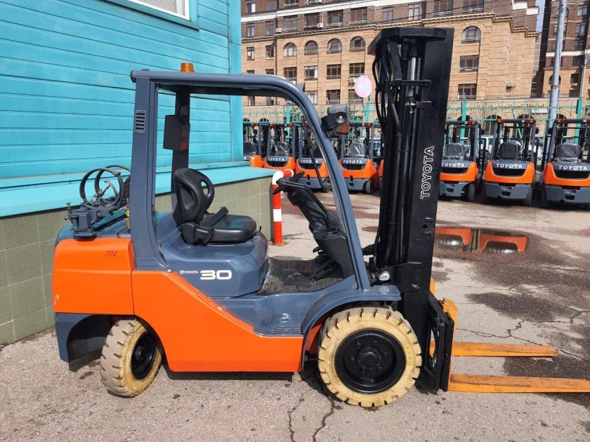 Вилочный погрузчик toyota