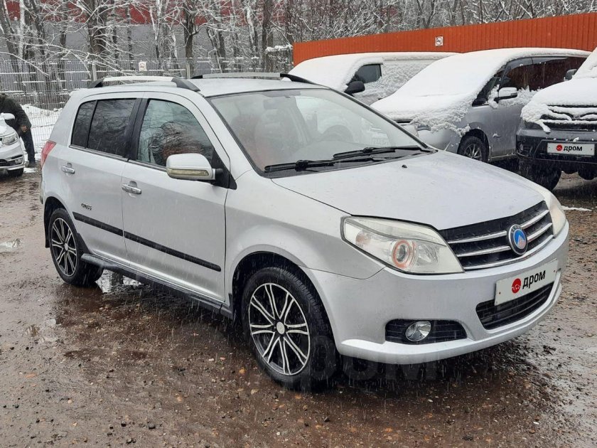 Geely MK Cross серебристый