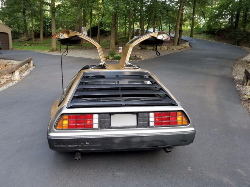 DELOREAN DMC-12