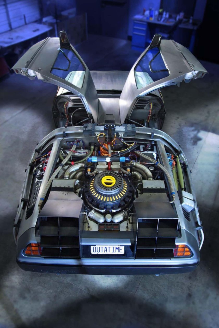 DELOREAN DMC-12