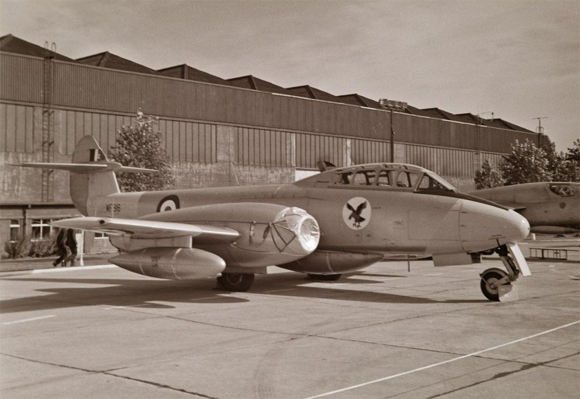 Gloster Meteor на взлёте