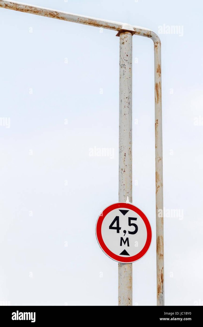 Установка дорожного знака ограничение высоты