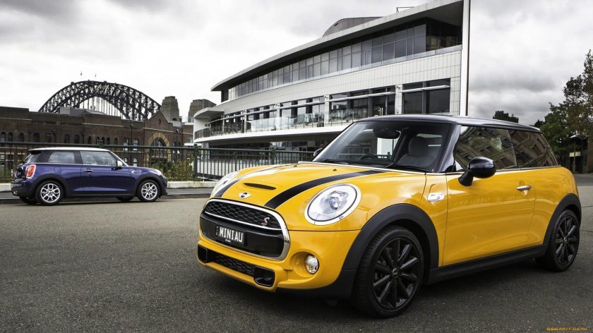 Мини Купер Клабмен желтый