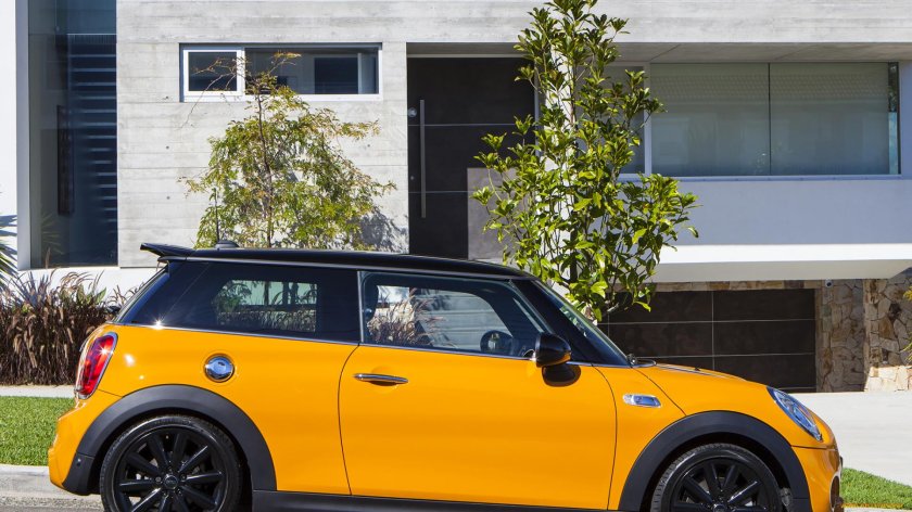 Мини Купер 2020 желтый