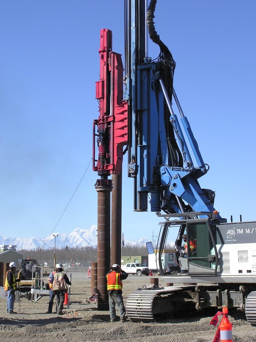 Копер для забивки свай машина
