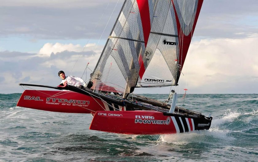 Глиссирующий парусный катамаран