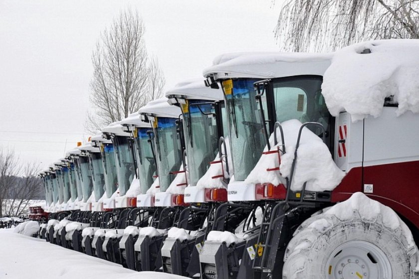 Трактор зимой