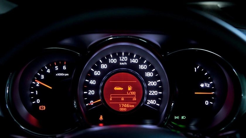 Панель приборов на Киа Рио 4 на скорости