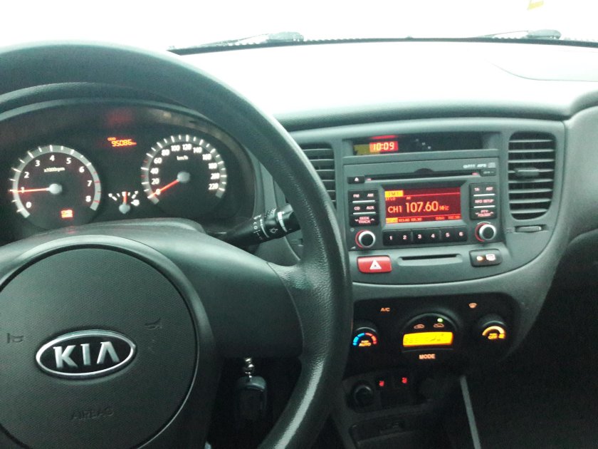 Kia Rio 2010 панель приборов