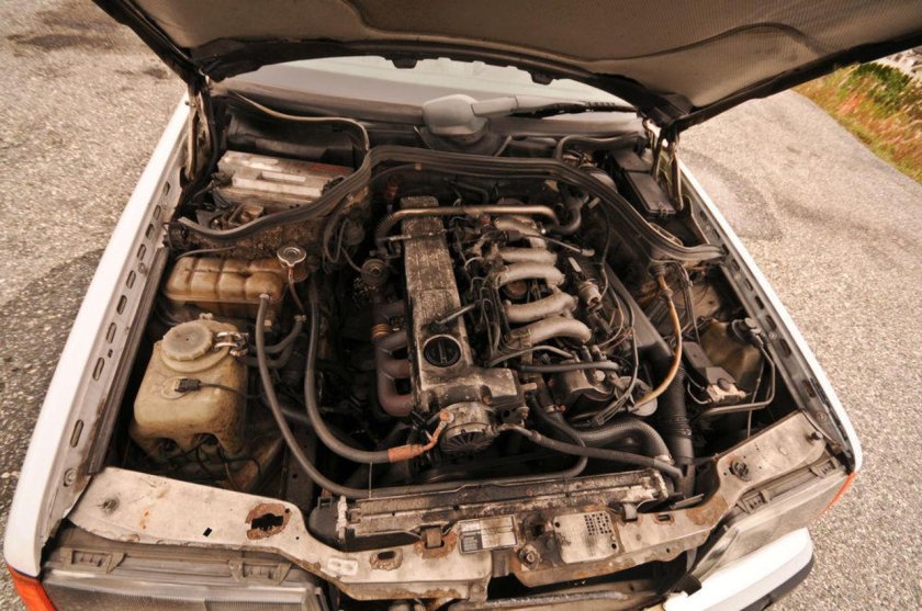 Mercedes-Benz w124 подкапотка