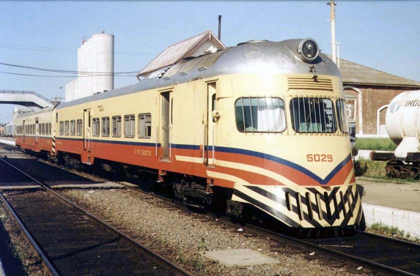 Дэл 01 дизель поезд