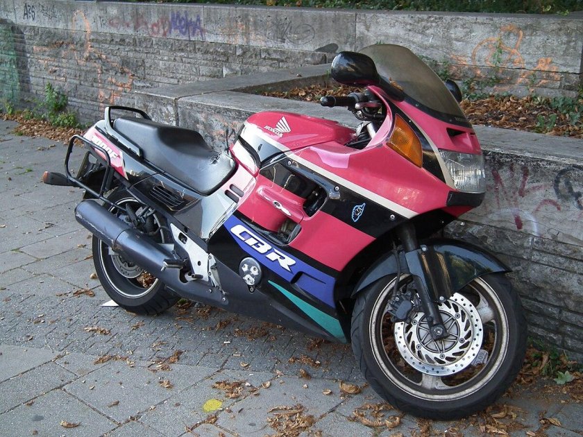 Хонда CBR 1000 F