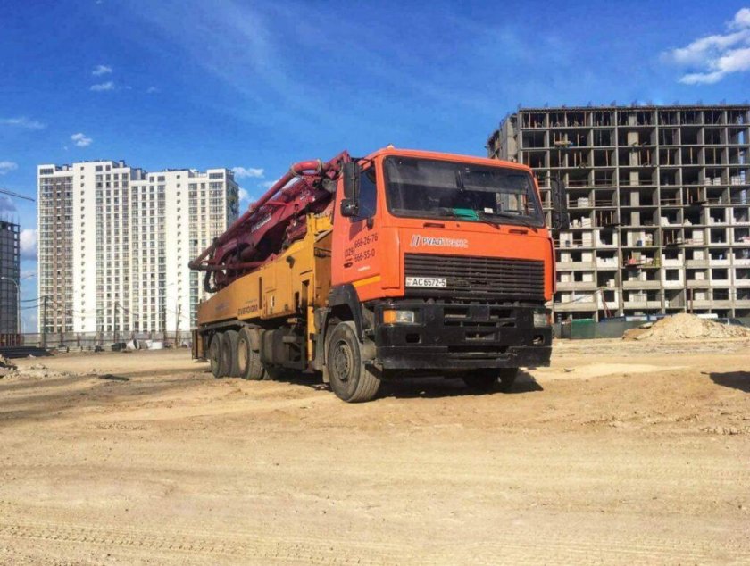 Огромный бетононасос