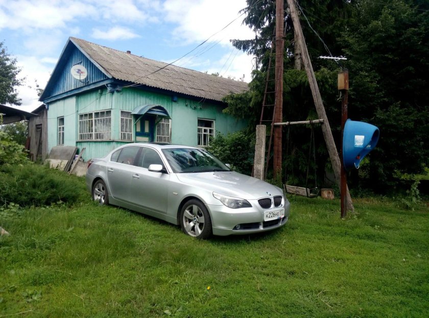 БМВ м5 во дворе
