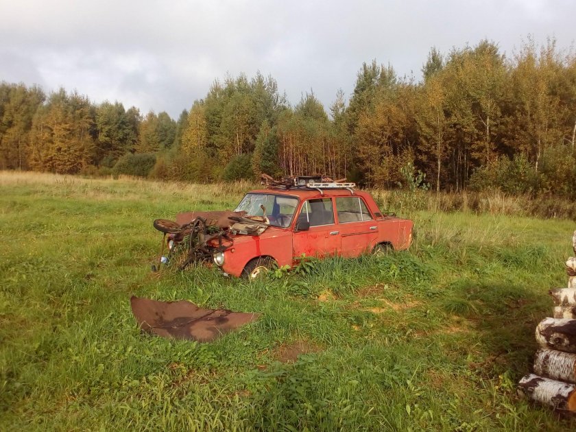 Заброшенные авто в деревне