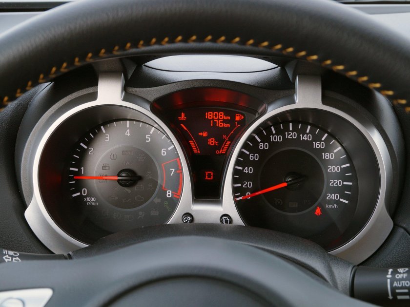 Nissan Juke 2012 приборная панель