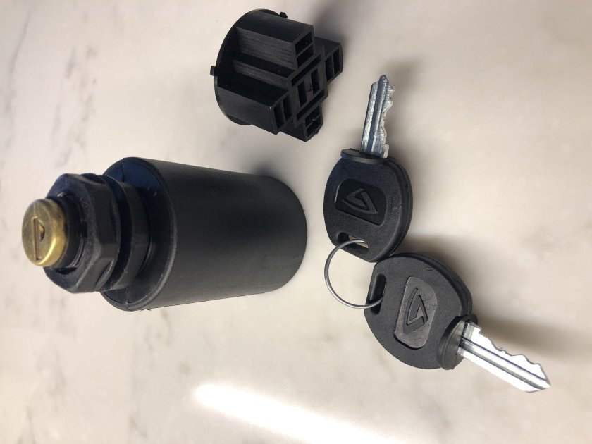 Личинка замка МТЗ 82