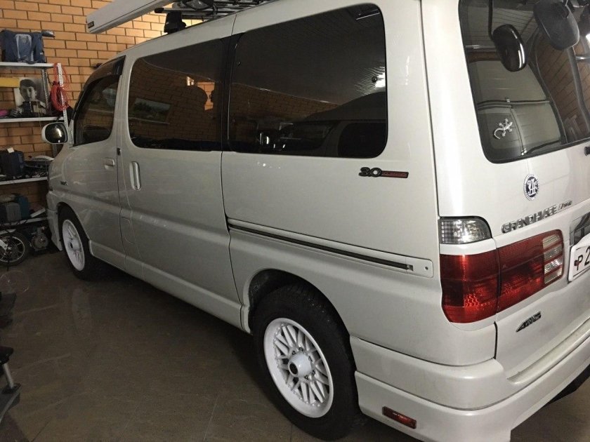 Toyota Granvia 2000