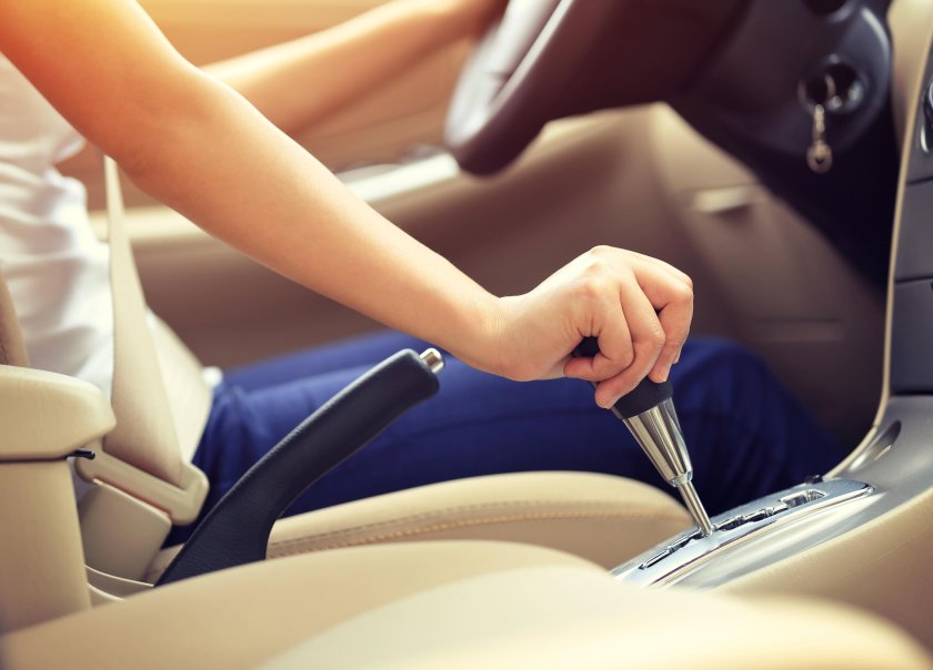 Рука на рычаге коробки передач