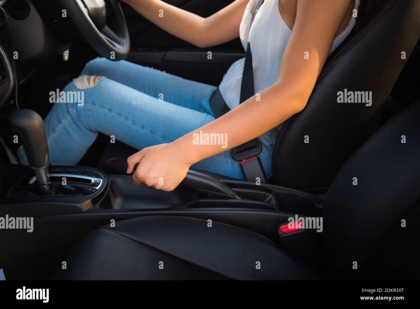 Картинка женщина сидит на ручнике машины