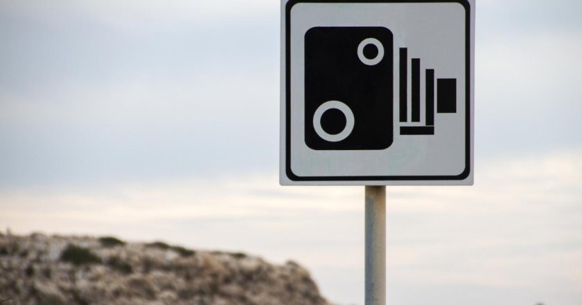 Знак камера на дороге