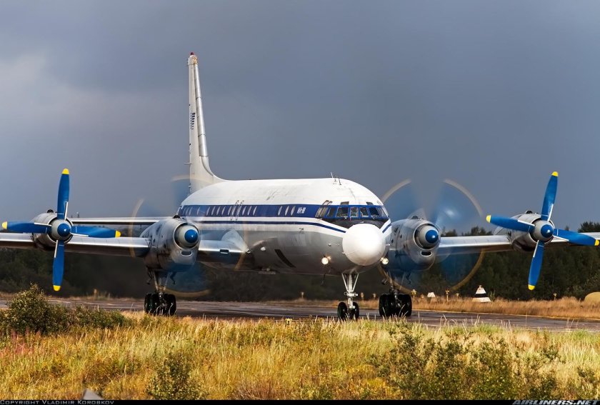 Турбовинтовой пассажирский самолет ил-18