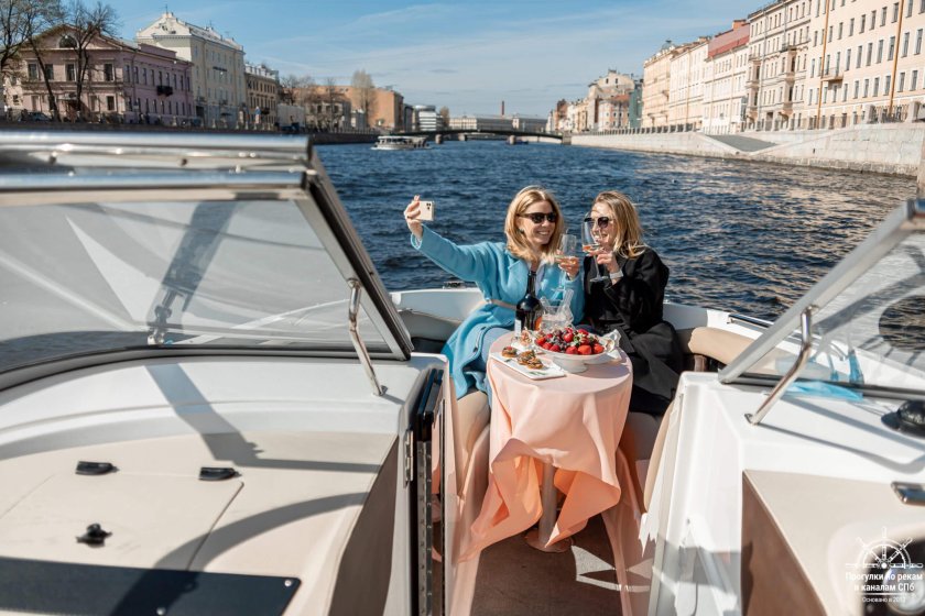 Прогулка на катере по Неве и каналам Санкт-Петербурга