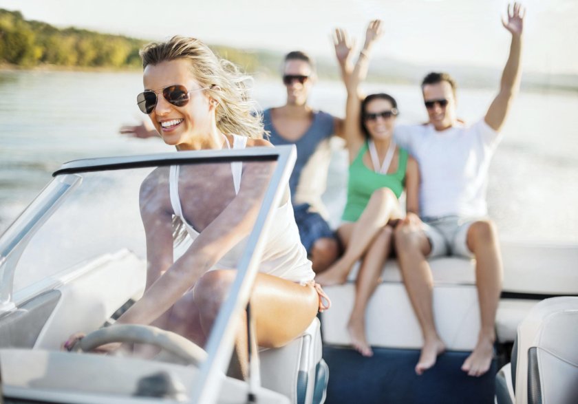 Девушка на катере