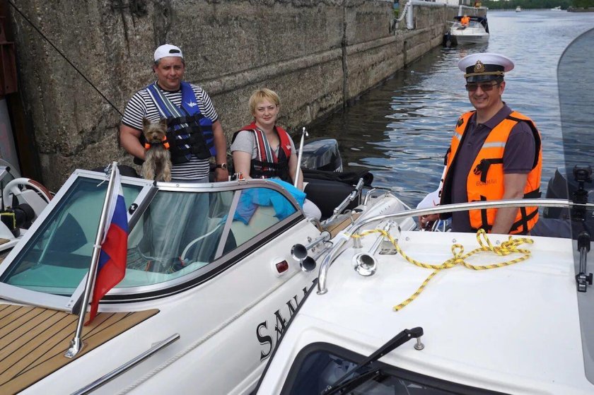 Катер по Москве реке