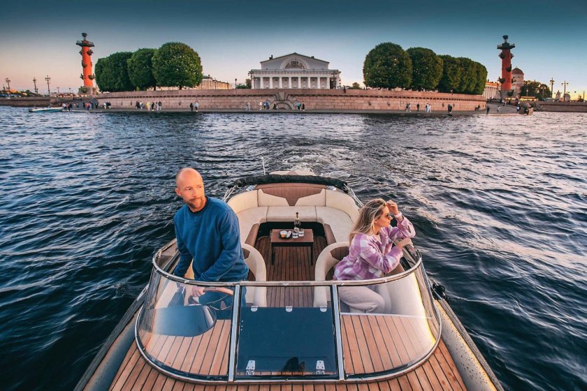 Прогулка на лодке в Санкт-Петербурге