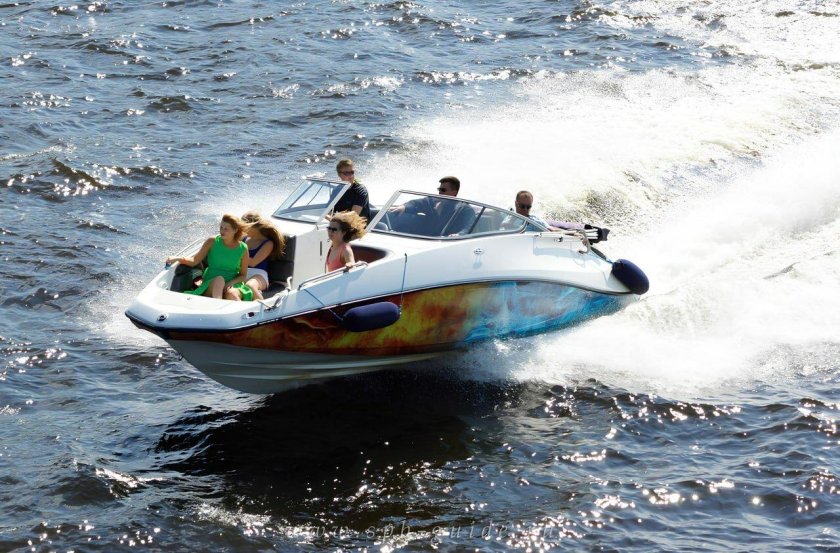 Катер прогулочный