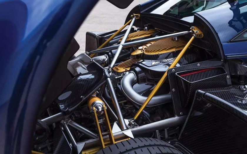 Pagani Huayra моторный отсек
