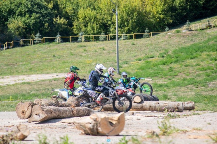 Гонка эндуро на старте