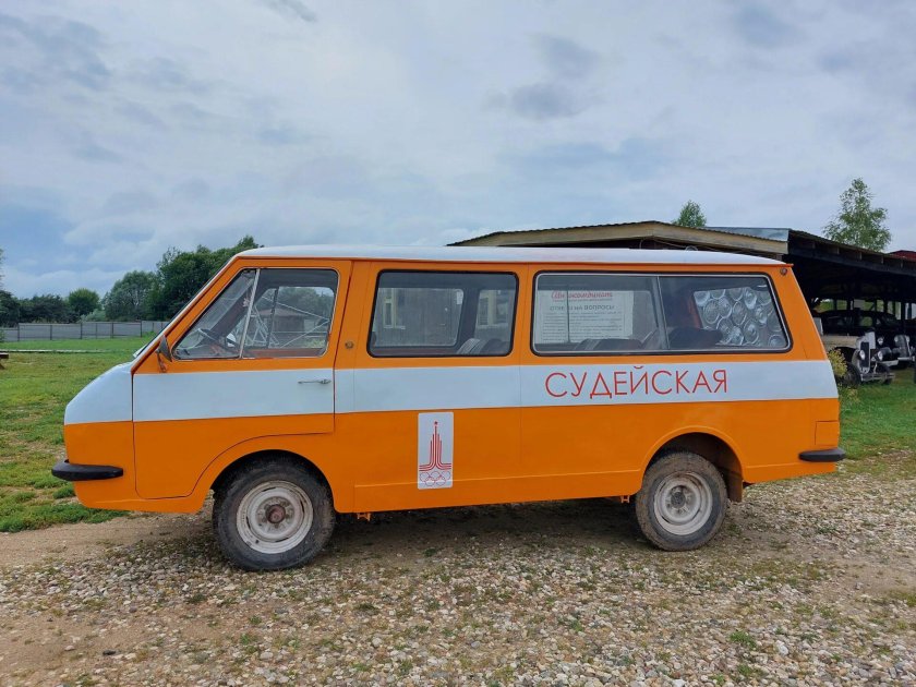 РАФ 2203 желтый с белой