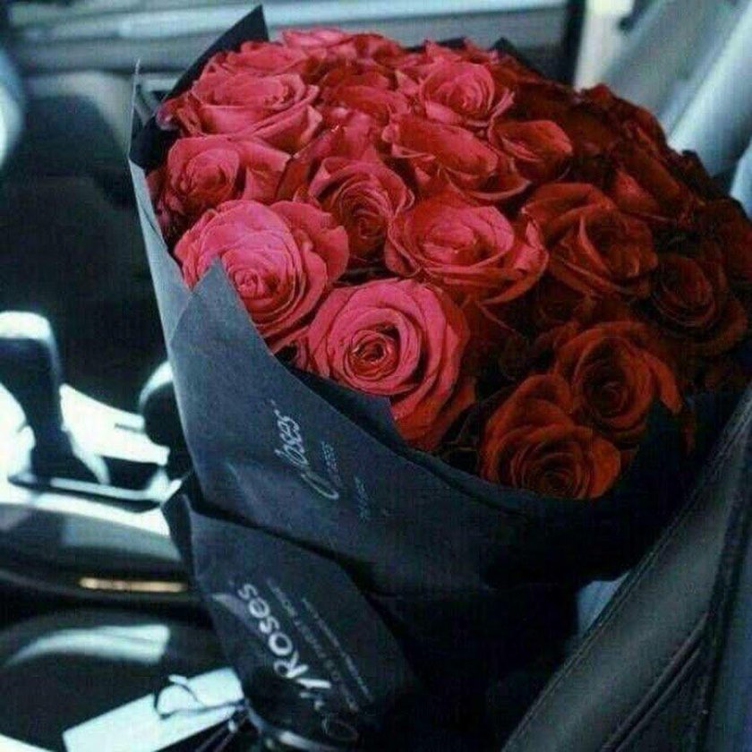 Красивый букет в машине