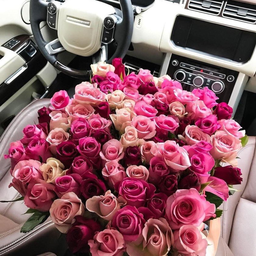 Букет цветов в салоне машины