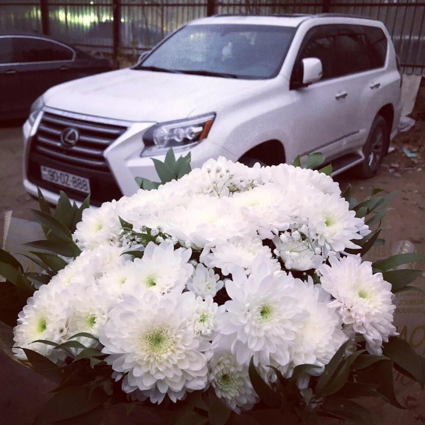 Букет цветов на белом Лексусе