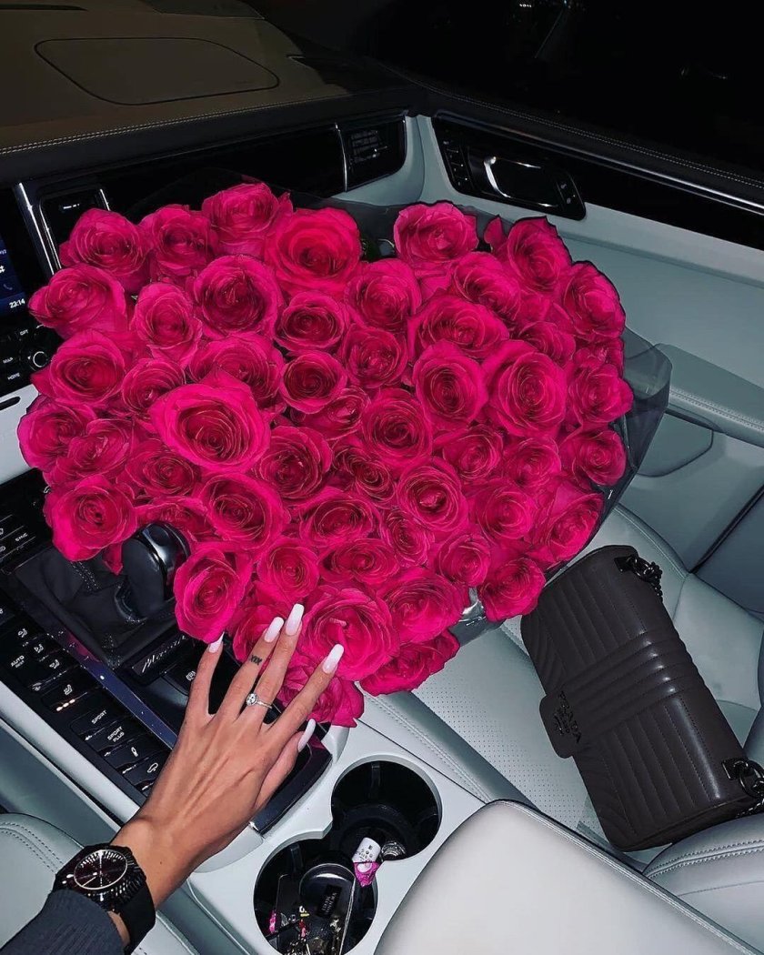 Шикарный букет в машине