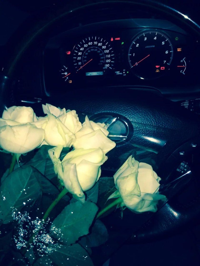 Букет цветов в машине